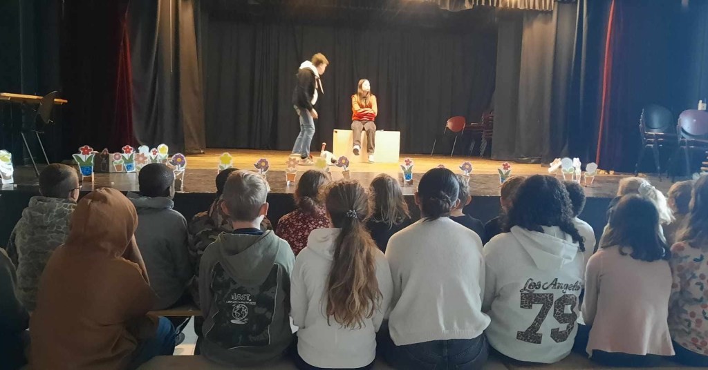 Peut être une image de 11 personnes et foule