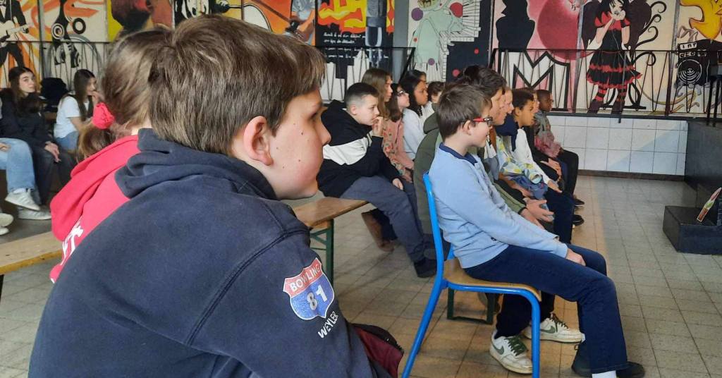 Peut être une image de 4 personnes, personnes qui étudient et clarinette