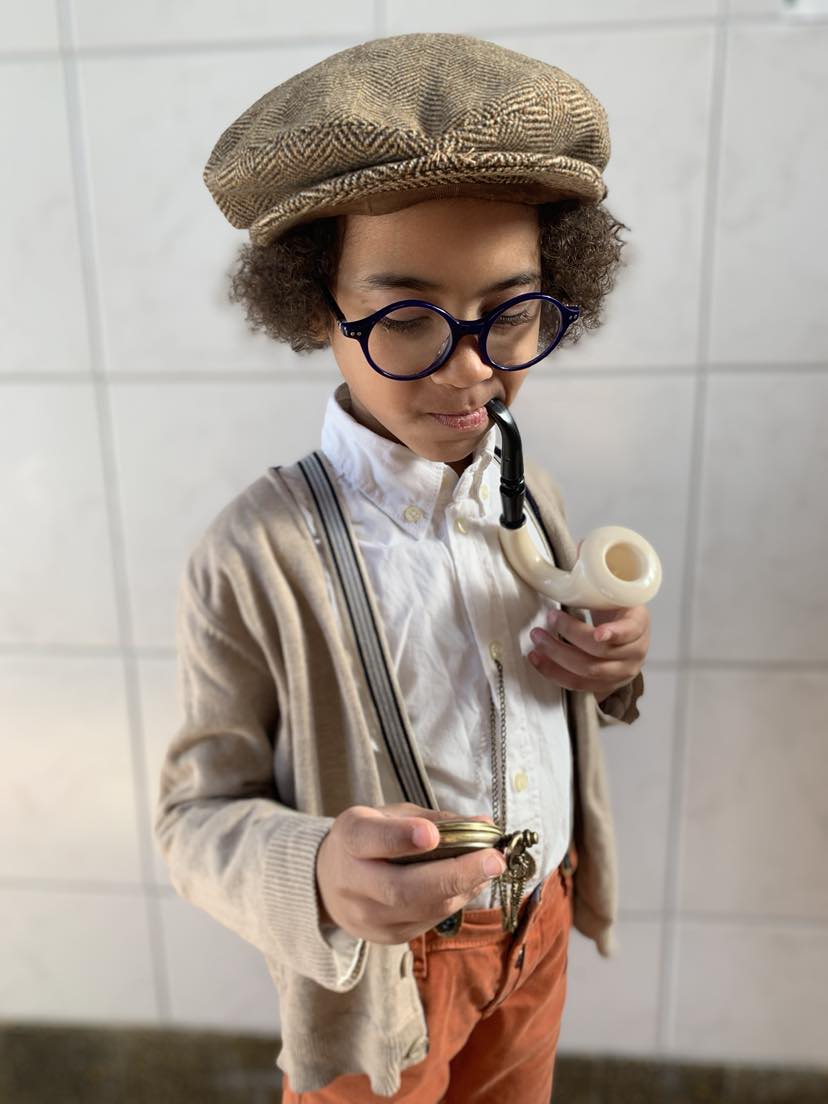 Peut être une image de 1 personne, enfant, lunettes et ronces