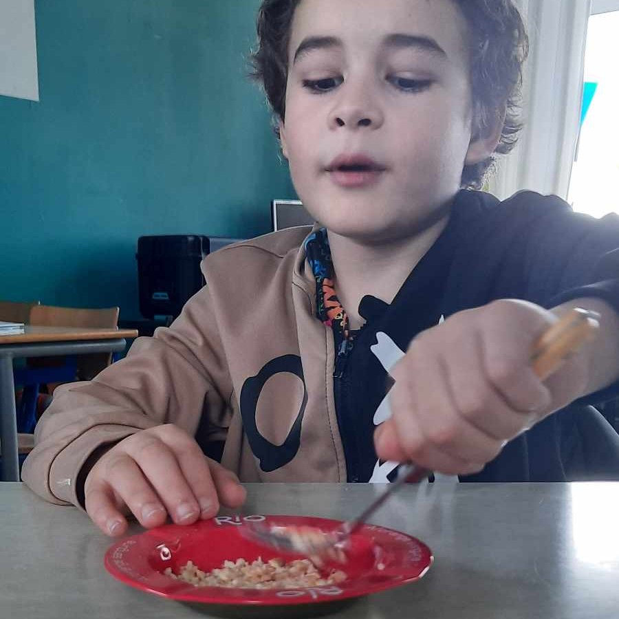 Peut être une image de 1 personne et enfant