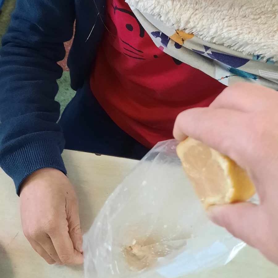 Peut être une image de 1 personne et baguette