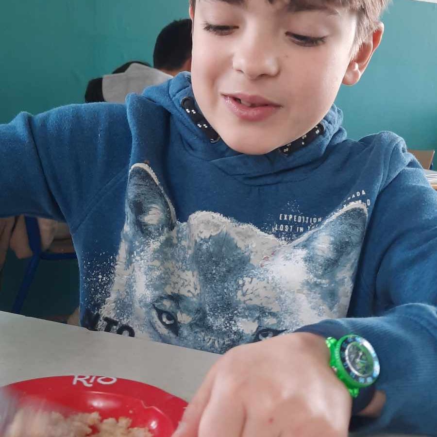 Peut être une image de 1 personne et enfant