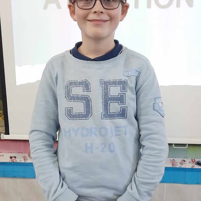 Peut être une image de 1 personne