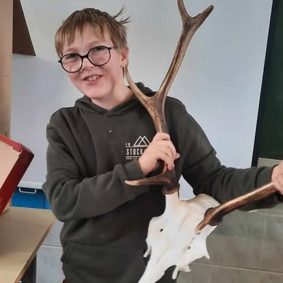 Peut être une image de 1 personne, cerf et os