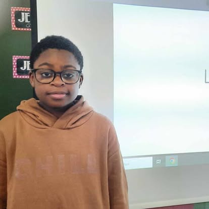 Peut être une image de 1 personne et texte qui dit ’JE G JI Ⅱ’