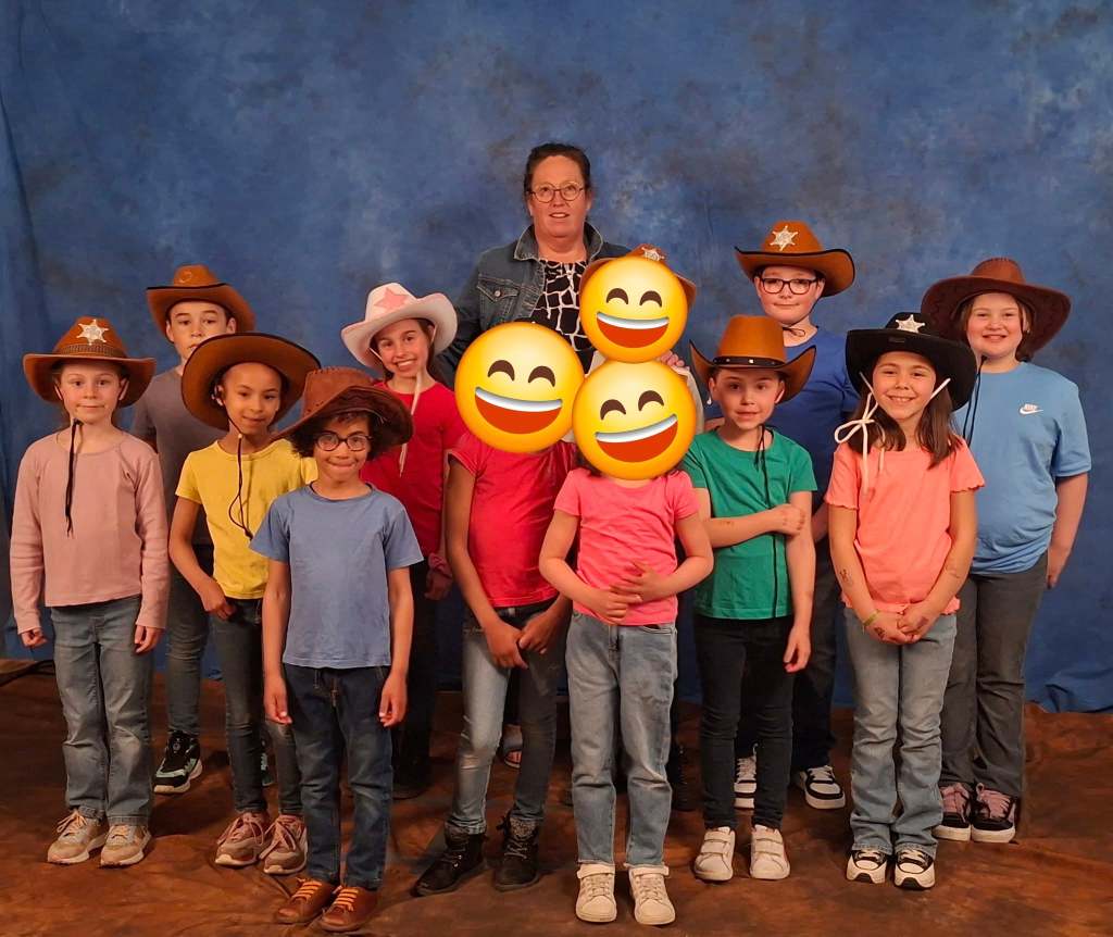 Peut être une image de 8 personnes et texte