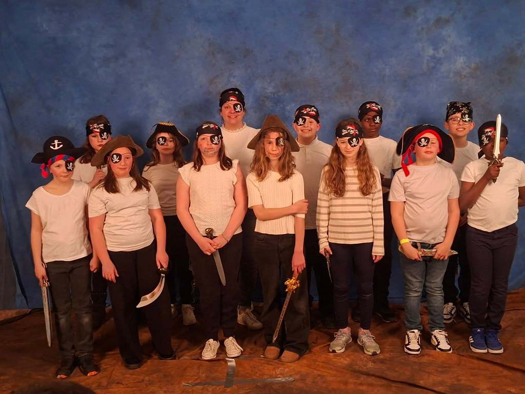 Peut être une image de 7 personnes et clarinette