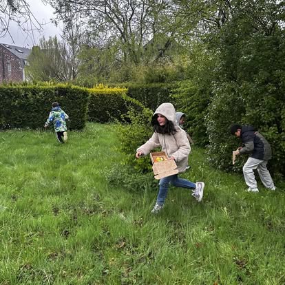Peut être une image de 3 personnes et herbe