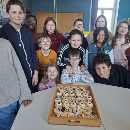 Peut être une image de 11 personnes et cupcake