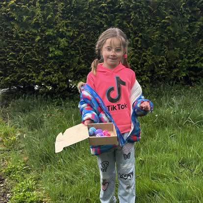 Peut être une image de 1 personne, enfant, skateboard et herbe