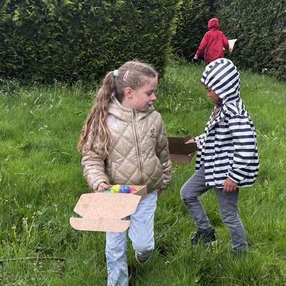 Peut être une image de 4 personnes, enfant et herbe