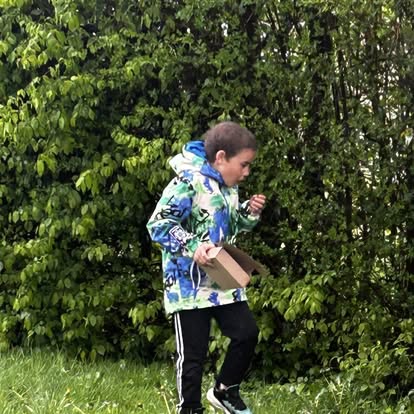 Peut être une image de 1 personne, enfant et herbe