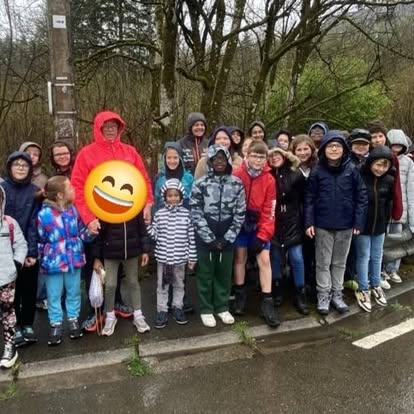 Peut être une image de 15 personnes et route