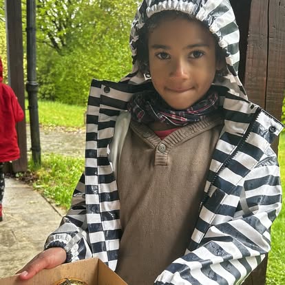 Peut être une image de 2 personnes et enfant