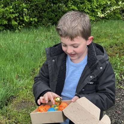 Peut être une image de 1 personne, enfant et herbe
