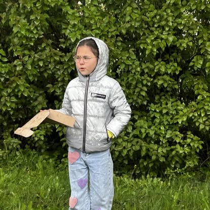 Peut être une image de 1 personne, enfant et herbe