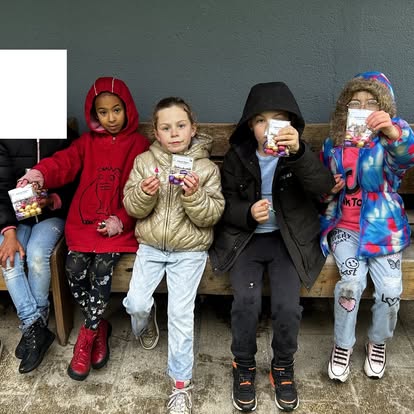 Peut être une image de 6 personnes, duffle coat et texte