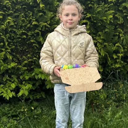 Peut être une image de 1 personne, enfant et herbe