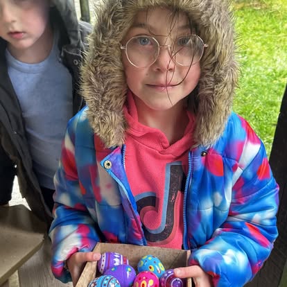 Peut être une image de 2 personnes et enfant