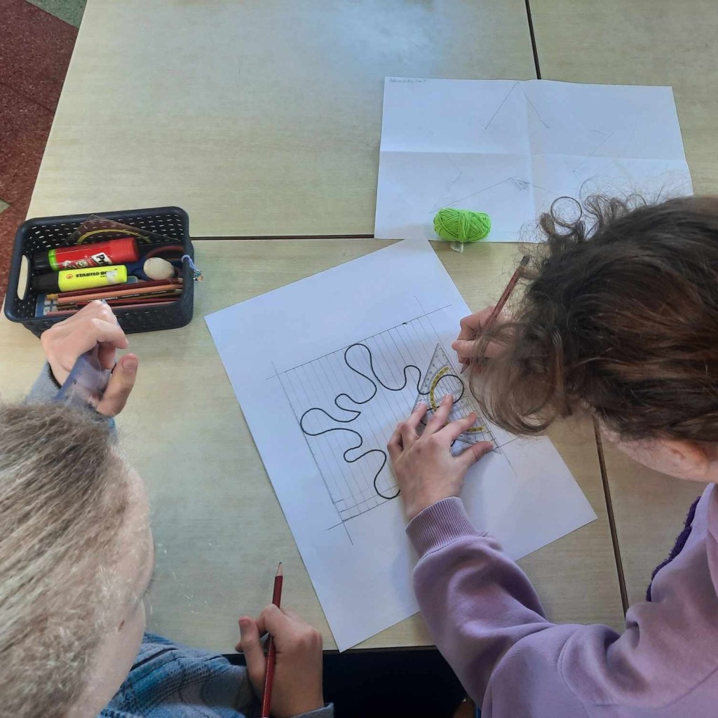 Peut être une image de 2 personnes, personnes qui étudient et texte