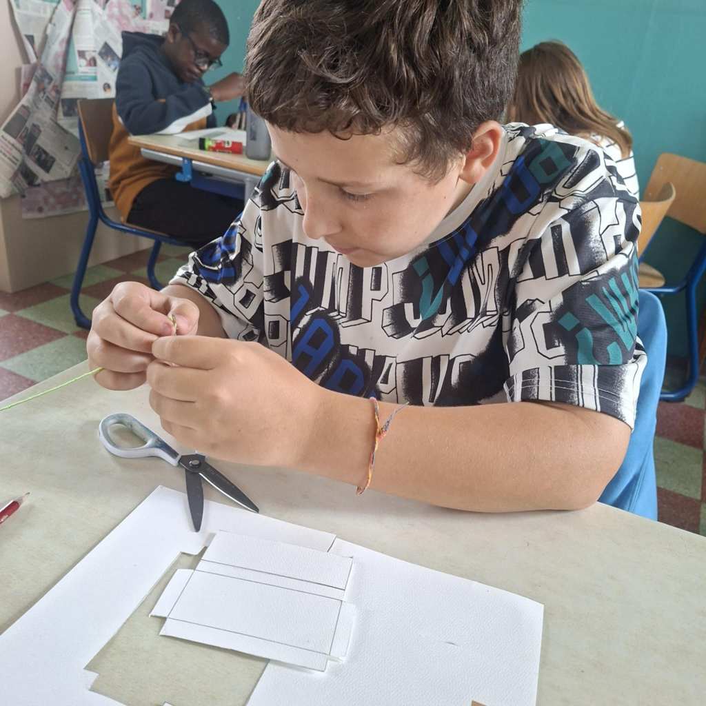 Peut être une image de 2 personnes, personnes qui étudient et livre