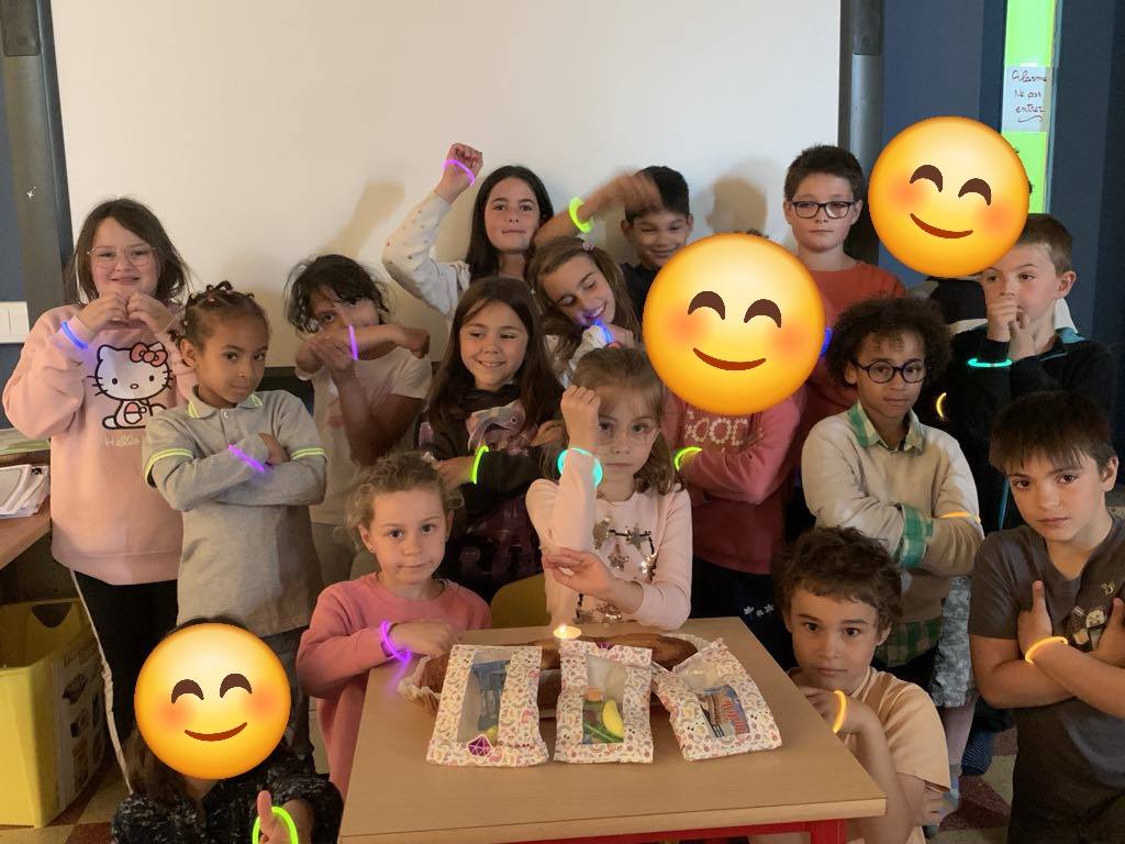 Peut être une image de 10 personnes, cupcake, jouet pour enfant et texte