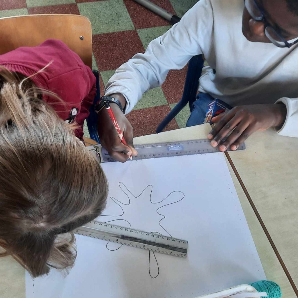 Peut être une image de 2 personnes et personnes qui étudient