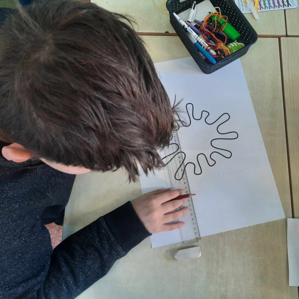 Peut être une image de 1 personne, étudier et texte