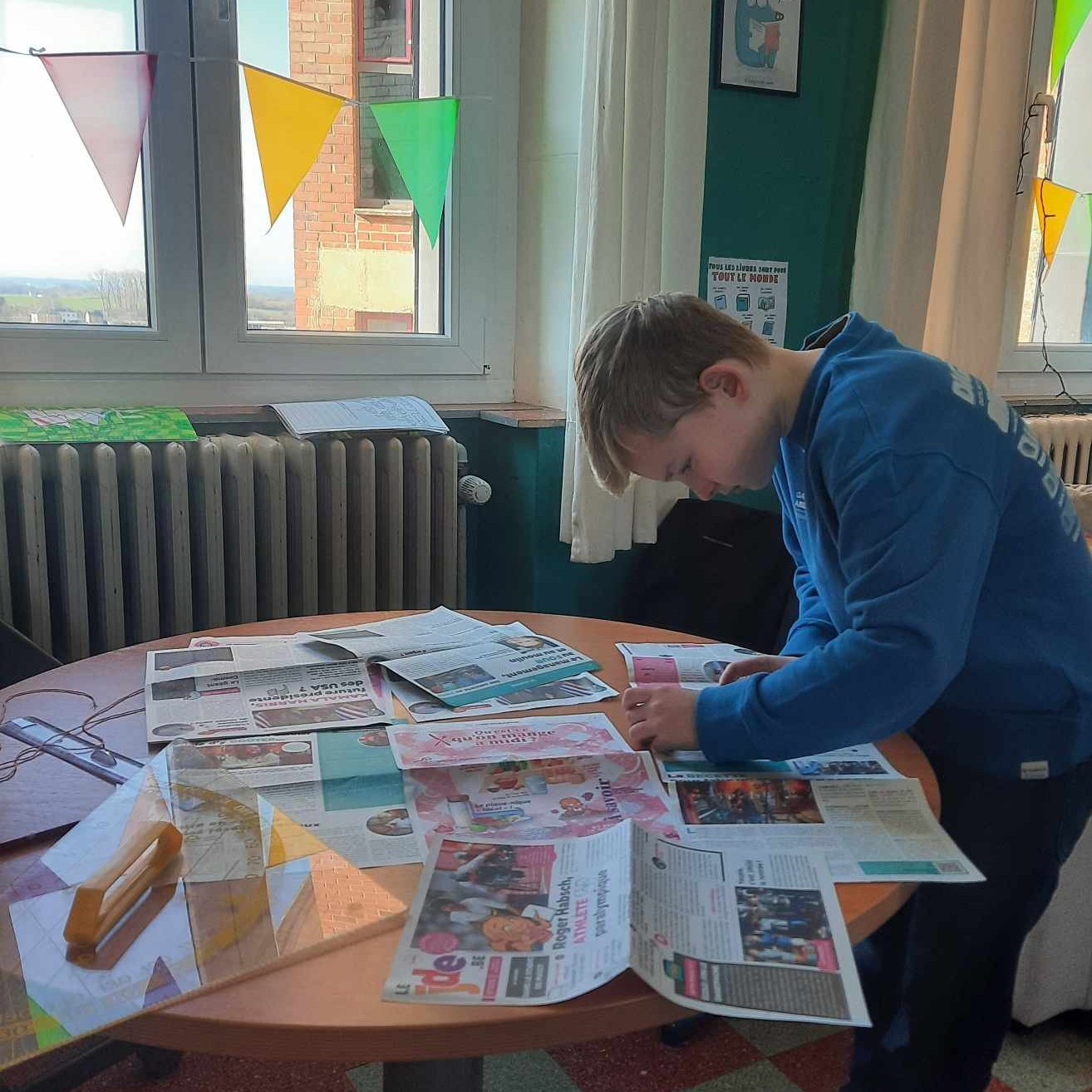 Peut être une image de 1 personne, étudier, carte et texte