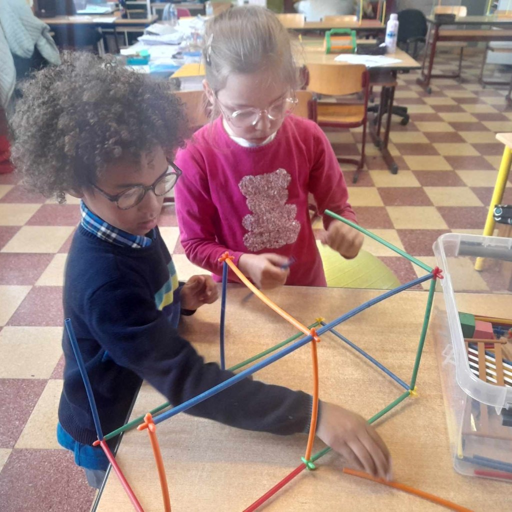 Peut être une image de 3 personnes et jouet pour enfant