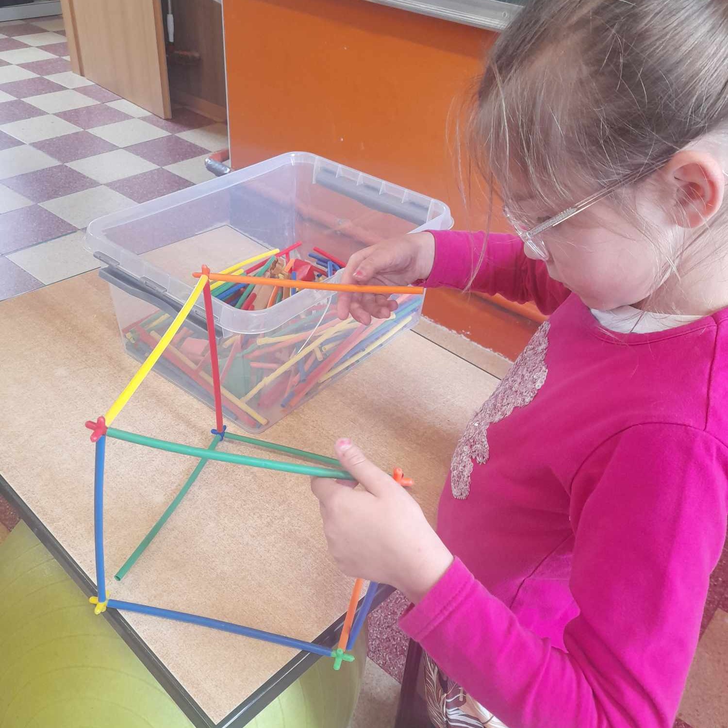 Peut être une image de 1 personne et jouet pour enfant