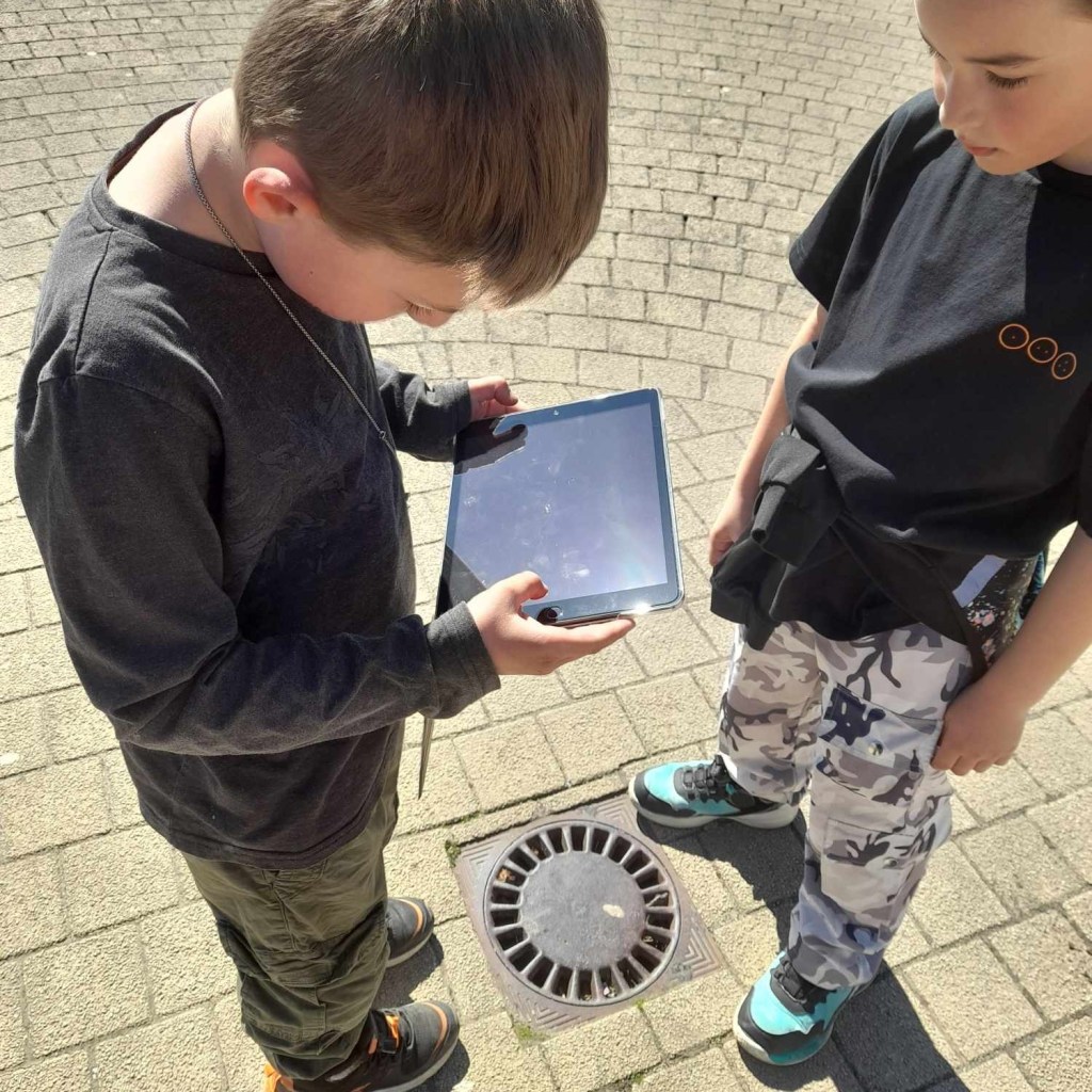 Peut être une image de 2 personnes, téléphone et texte