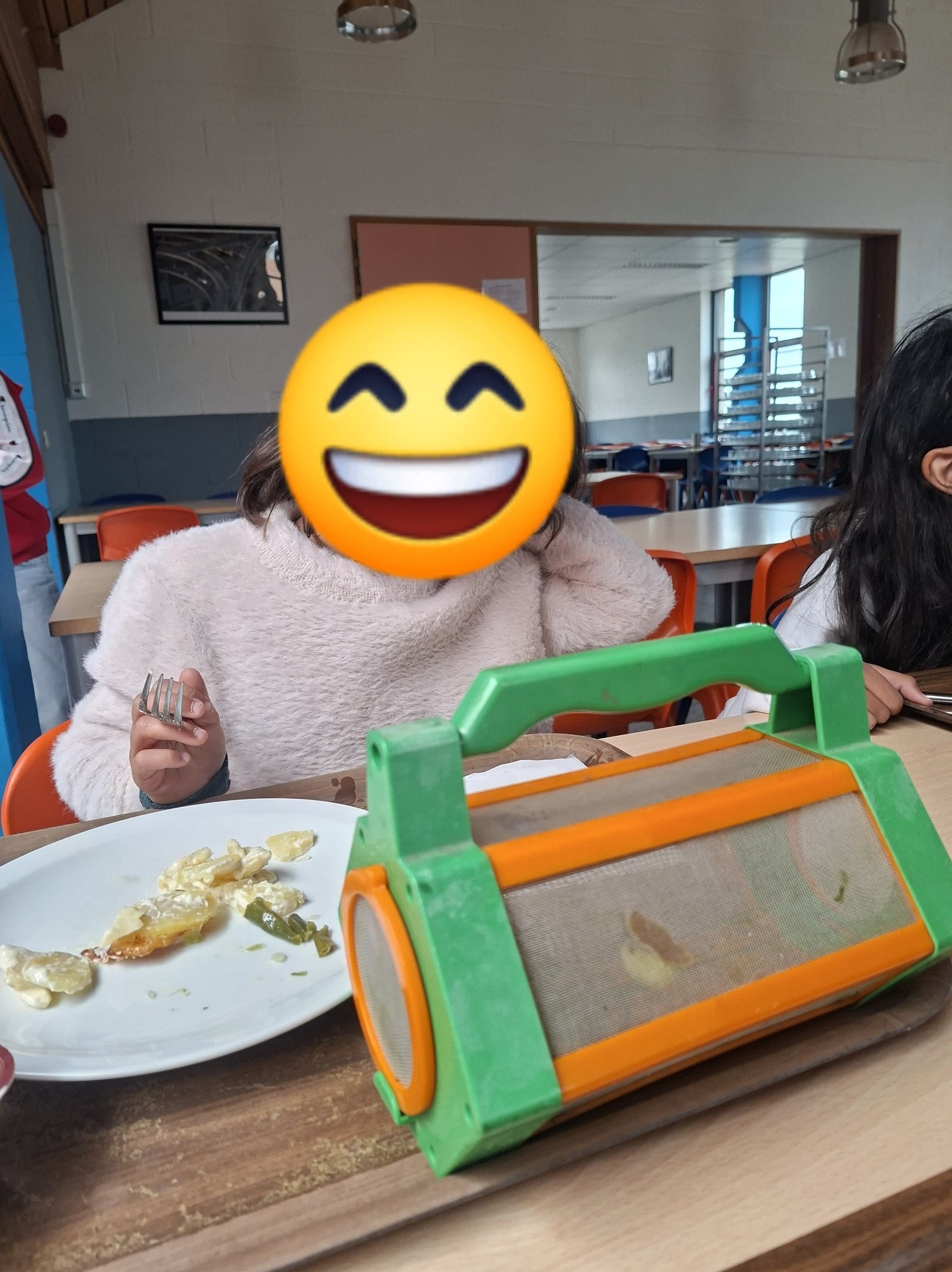 Peut être une image de 2 personnes, jouet pour enfant et texte qui dit ’ከል’