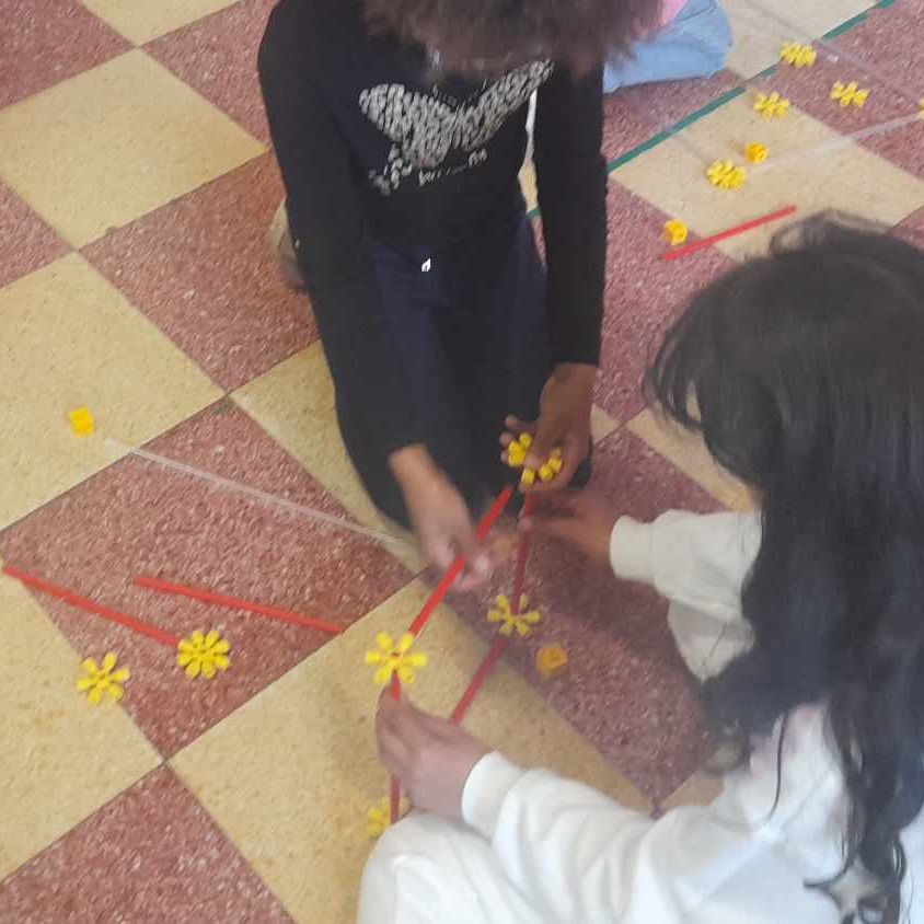 Peut être une image de 2 personnes et jouet pour enfant