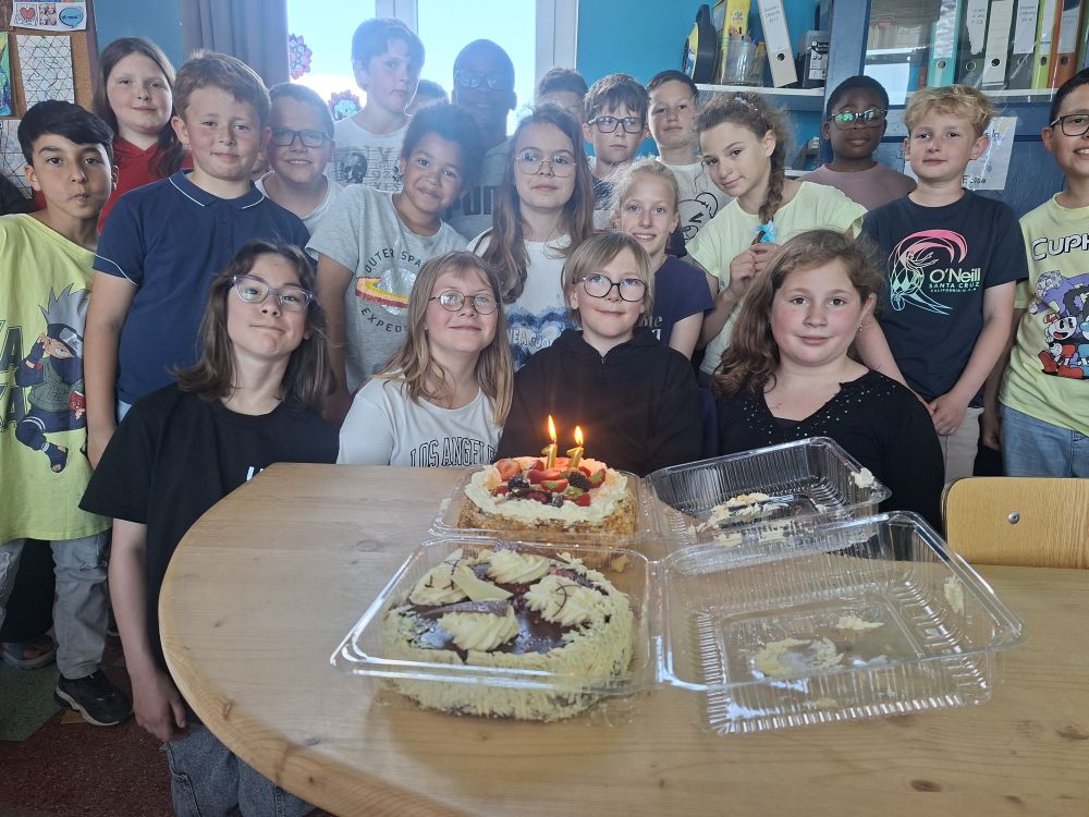 Peut être une image de 11 personnes et cupcake