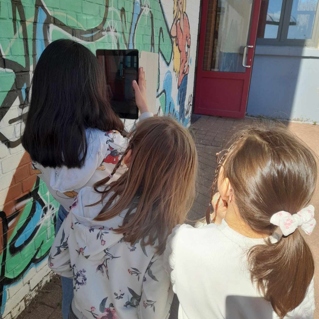 Peut être une image de 2 personnes et enfant