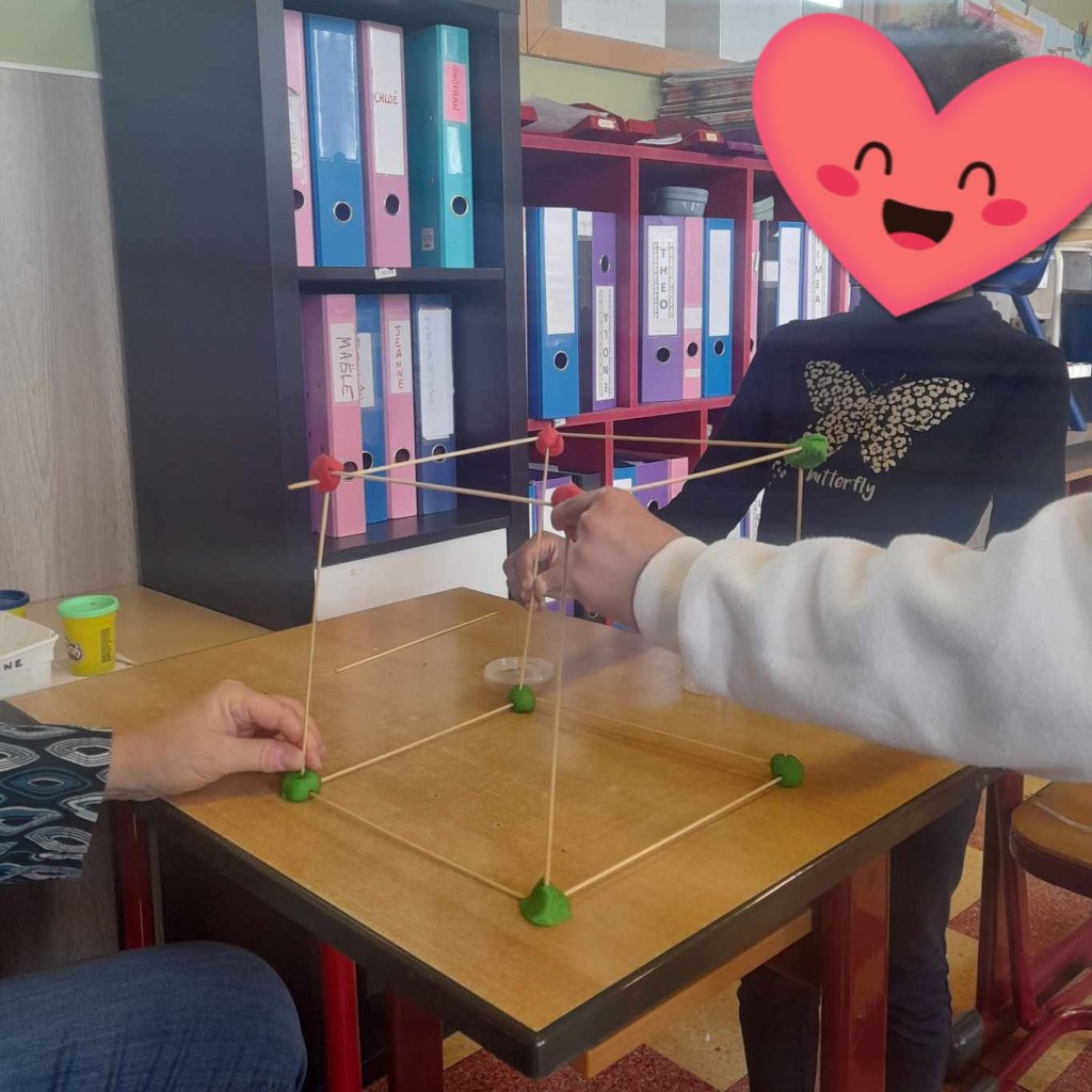 Peut être une image de 2 personnes et jouet pour enfant