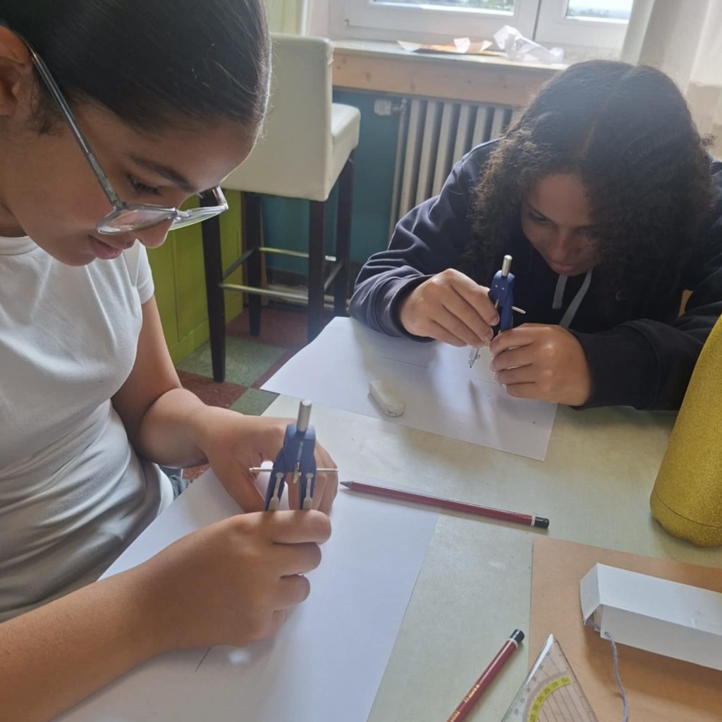 Peut être une image de 2 personnes, personnes qui étudient et livre