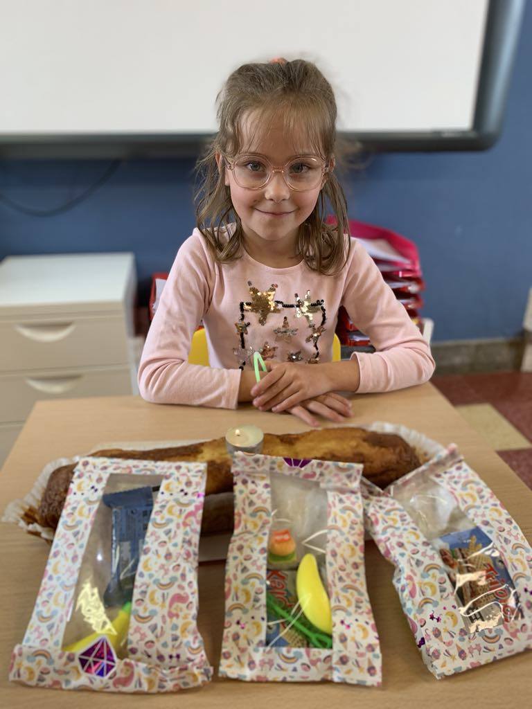 Peut être une image de 1 personne et enfant